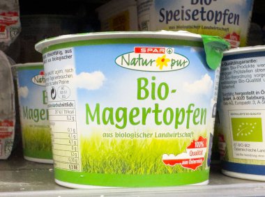 Alman süpermarketinin soğutmalı rafında bulunan spor naturpur biyo-magertopfen konteynırı..