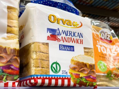 Market rafında vegan etiketli paketlenmiş beyaz ekmek..