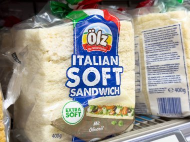 Süpermarket rafında İtalyan usulü sandviç paketi.