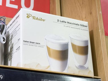Rafta Tchibo latte macchiato gözlük kutusu ve sıcak tutma özelliği var..