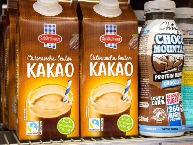 Avusturya çikolatalı süt kutuları rafta..