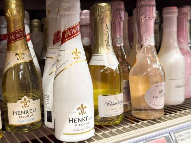 Rafta çeşitli köpüklü şarap şişeleri..