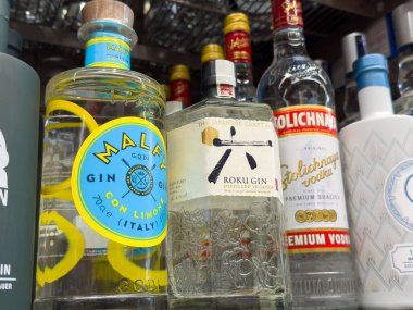 Uluslararası alkollü içecekler bir içki dükkanında sergileniyor.