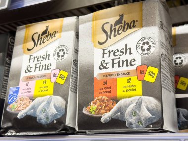 Sheba taze ve güzel kedi maması ambalajlarında geri dönüşüm sembolü ile raflarda sergileniyor.