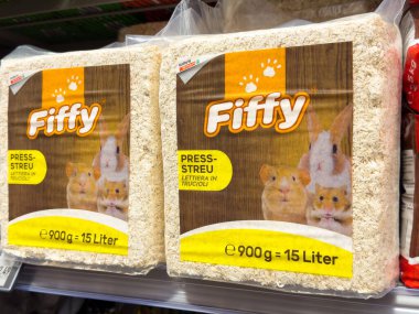Fiyakalı markalara paketlenmiş hamster yatak örtüsü. Rafta 15 litre..