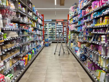 Market koridoru ev ürünleri ve perakende satış merdivenleriyle dolu..