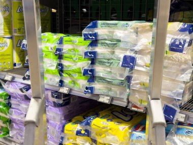 Süpermarket rafında üzerinde fiyat etiketleri olan tuvalet kağıdı paketleri.
