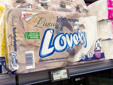 Lüks tuvalet kağıdı ambalajı. Süpermarket koridorunda geri dönüşüm malzemesi var..