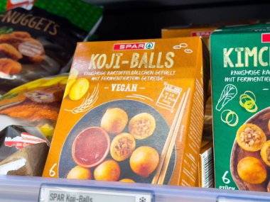 Vejetaryen koji topları ve kimchi markette atıştırmalık paketi yiyor..