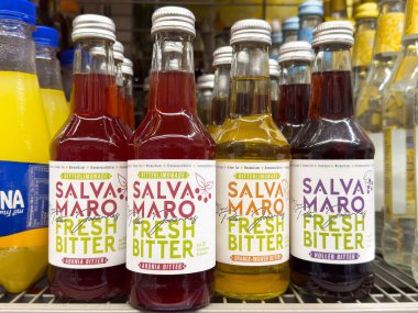 Salva maro taze organik bitkiler rafta duruyor..