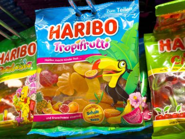 Haribo tropifrutti jelibon şeker paketleme ve tukan tasarımı.