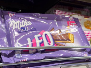 Markette rafta duran Milka Leo çikolataları..