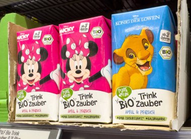 Süpermarket raflarında ikonik karakterlerin yer aldığı Disney meyve suyu paketleri.