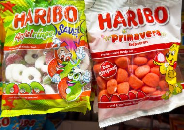 Renkli haribo şeker paketleri: meyveli elma halkaları ve çilekli jelibonlar.