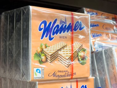 Adil ticaret kakao etiketli Napolitan gofret paketleri raflarda.
