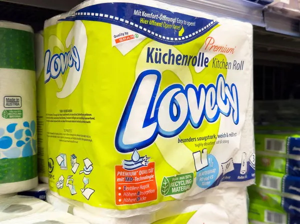Süpermarket koridorunda, çevre dostu tasarım ve Almanca metin içeren birinci sınıf mutfak rulosu..