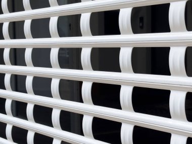 Güvenlik ve tasarım için bir binanın penceresinde beyaz metal şablon.