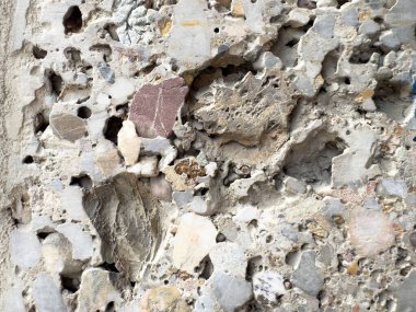Doğal aşınma ve çeşitli mineral desenleri olan desenli taş duvar..