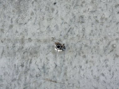 Hasarlı delik ve doku desenleri olan eski beton duvar..