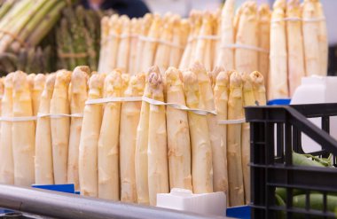 Açık hava pazarında yığınla taze kuşkonmaz..