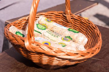 Açık pazarda paketlenmiş yaban turpu kökleri sergilenen hasır sepet..