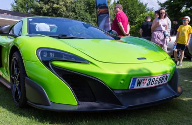 Velden, Avusturya - 22 Haziran 2024: Canlı yeşil McLaren spor otomobili Sportwagenfestival 'de sergilendi.