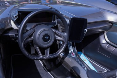 Velden, Avusturya - 22 Haziran 2024: Sportwagenfestival 'de McLaren süper arabasının iç görünümü, modern tasarım, karbon fiber aksanlar ve gelişmiş teknoloji