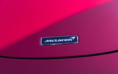 Velden, Avusturya - 22 Haziran 2024: McLaren amblemi, lüks ve otomotiv tasarımı performansını ön plana çıkaran Sportwagenfestival 'da kırmızı spor arabalarda sergilendi