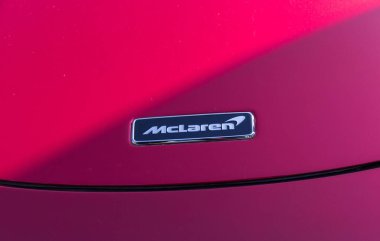 Velden, Avusturya - 22 Haziran 2024: Sportwagenfestival 'de McLaren amblemine yakın plan, lüks ve otomotiv kültüründeki performansı vurguluyor