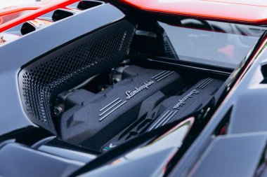 Velden, Avusturya - 22 Haziran 2024: Lamborghini motoru Sportwagenfestival 'de sergilendi, tasarım detayları ve performans özellikleri ilgi çekici bir otomotiv etkinliğinde sergilendi
