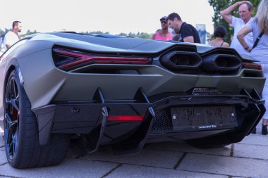 Velden, Avusturya - 22 Haziran 2024: Lamborghini spor otomobili Sportwagenfestival 'de sergilendi, çarpıcı tasarımı ve güçlü varlığıyla araba meraklılarını cezbetti