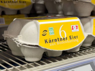 Villach, Avusturya - Mayıs 06, 2025: Karntner Eier aus Bodenhaltung etiketli yumurta kutusu, süpermarket rafında altı yumurta, organik ambalajı vurguluyor