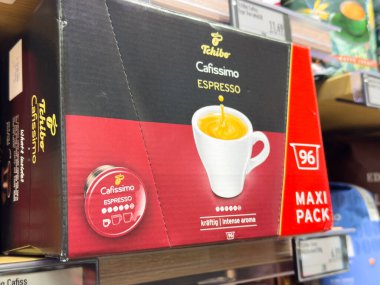 Villach, Avusturya - 06 Mayıs 2025: Tchibo Cafissimo Espresso kahve kutusu süpermarket rafında, canlı ambalaj ve kahve fincanı tasarımını vurguluyor