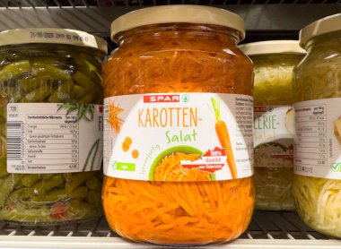 Villach, Avusturya - Mayıs 06, 2025: Rafta turşu ve sebzeli SPAR havuç salatası kavanozu, taze malzemeler ve canlı renkler vurgulanıyor