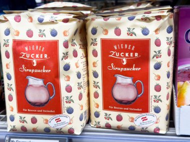 Villach, Avusturya - 06 Mayıs 2025: Sosis Zucker Sirupzucker ambalajı süpermarket rafında, canlı meyve çizimleri ve retro tasarım sergileniyor