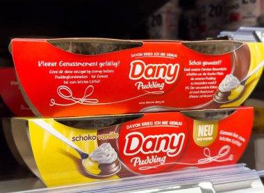 Villach, Avusturya - 06 Mayıs 2025: Dany Pudding ambalajları süpermarket raflarında çikolata ve vanilya aromalı ürünler sergiliyor, müşterileri lezzetli tatlı seçeneklerini değerlendirmeye davet ediyor