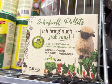 Villach, Avusturya - 06 Mayıs 2025: Renkli sebzeler ve büyüleyici bir koyun resmedilmiş organik bahçe malzemeleri ambalajı