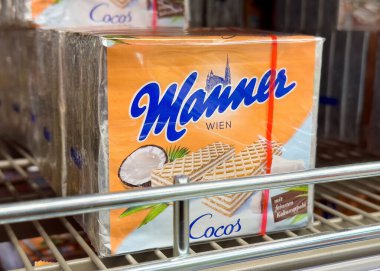 Villach, Avusturya - Mayıs 06, 2025: Markanın eşsiz tasarımı ve cazibesine dikkat çekerek, süpermarket raflarında sergilenen canlı hindistan cevizli gofretler