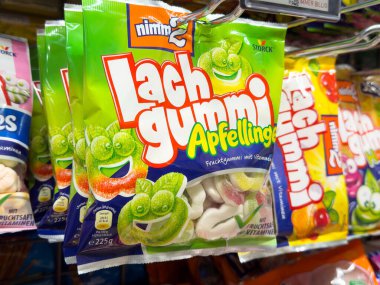 Villach, Avusturya - Mayıs 06, 2025: Mağaza raflarında parlak renkli Lachgummi şekerleme paketleri, neşeli markalaşma ve canlı renkleri vurguluyor