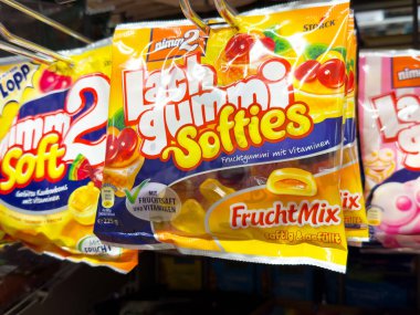Villach, Avusturya - Mayıs 06, 2025: Parlak renkli şekerleme paketleri Nimm2 Softies ve Fruchtmix 'i cazip meyve aromalı bir mağaza koridorunda sergiliyor