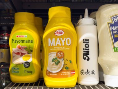 Villach, Avusturya - 06 Mayıs 2025: Sarı Spak mayonez şişesi diğer çeşnilerle birlikte süpermarket rafında duruyor, markasını ve malzemelerini vurguluyor
