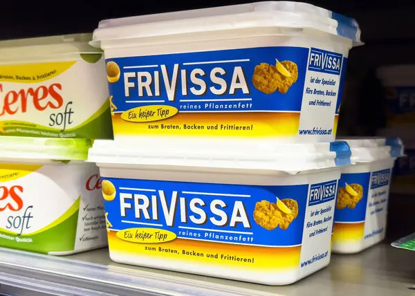 Villach, Avusturya - Mayıs 06, 2025: FRIVISSA margarin ambalajı belirgin bir şekilde bir süpermarket rafında sergilenmekte, canlı renkleri ve yemek pişirme kalitesi vurgulanmaktadır
