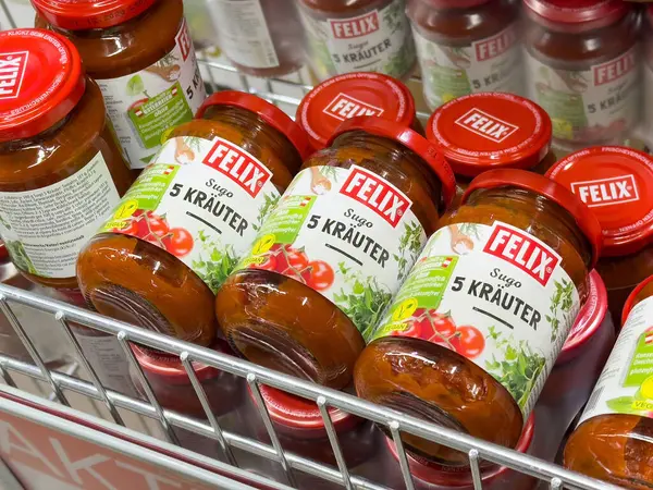 Villach, Avusturya - Mayıs 06, 2025: Markette Felix 5 Krauter domates sosu kavanozunun sergilenmesi, canlı renkler ve çekici ambalajlar