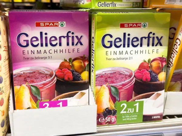Villach, Avusturya - 06 Mayıs 2025: SPAR Gelierfix kutuları renkli meyve grafikleri ve ürün ayrıntılarının vurgulandığı bir süpermarket rafında sergileniyor