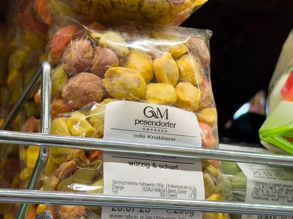 Villach, Avusturya - Mayıs 06, 2025: Psendorfer markası ve canlı renklerin yer aldığı, süpermarket rafında açık ambalajda tuzlu abur cubur çeşitliliği