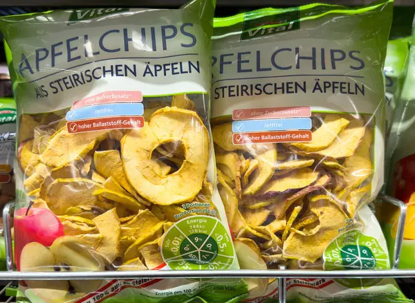 Villach, Avusturya - Mayıs 06, 2025: Vitas Apfelchips abur cubur paketleri süpermarket raflarında canlı paketleme ve beslenme ayrıntılarıyla kurumuş elma dilimleri sergiliyor