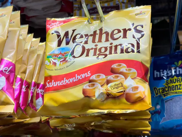 Villach, Avusturya - Mayıs 06, 2025: Werther 'in orijinal karamel şekerlemeleri rafta, şeker meraklıları için marka ve renkli tasarımı vurgulanıyor