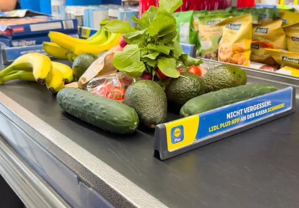 Villach, Avusturya - Mayıs 06, 2025: Lidl süpermarketinin kasasında taze ürünlerin rengarenk çeşitleri, sağlıklı beslenme seçeneklerini destekliyor