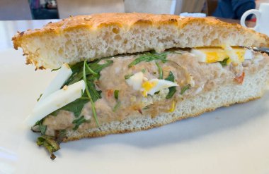 Lezzetli ton balığı ve taze yeşillikli Focaccia sandviçi..