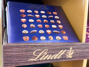 Vitrindeki çeşitli lindt mini pralineler kutusu.
